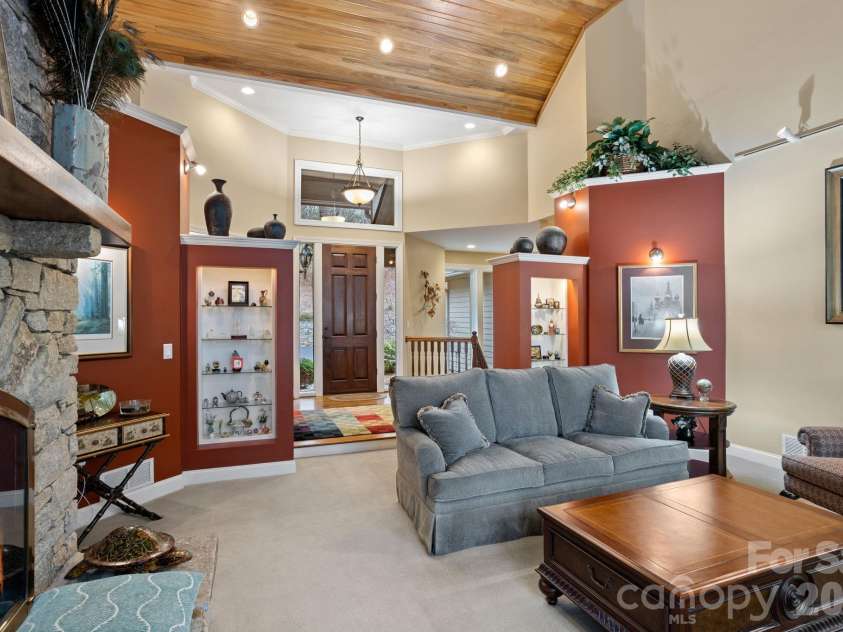 175 Overlook Drive, Flat Rock, NC 28731.  MLS# CAR4422500, YatesRealty ID 5756. 