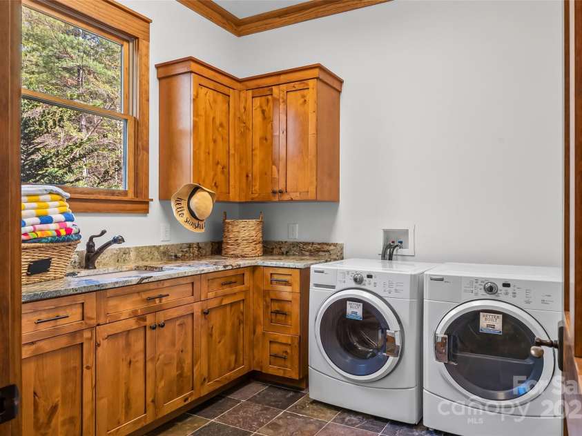 92 Gobblers Neck Drive, Nebo, NC 28761.  MLS# CAR4245641, YatesRealty ID 5756. 