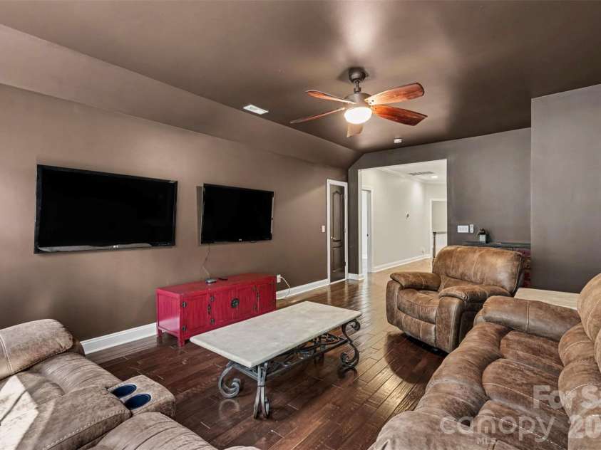 12609 Burr Oak Lane, Charlotte, NC 28278.  MLS# CAR4434633, YatesRealty ID 57561. 