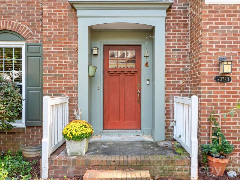 20720 Willow Pond Road, Cornelius, NC 28031.  MLS# CAR4434374, YatesRealty ID 57566. 