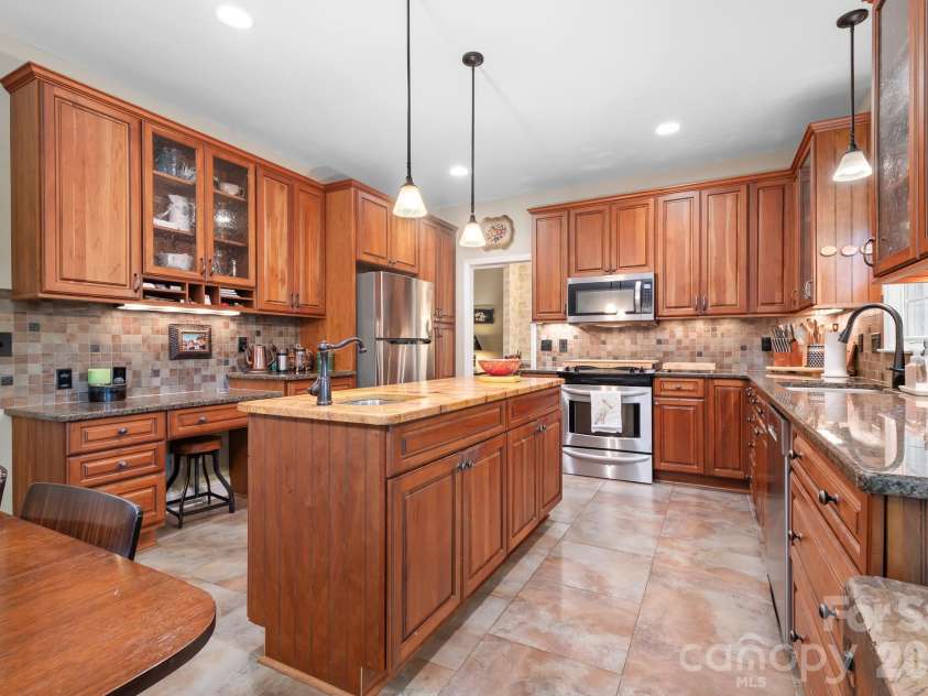 20720 Willow Pond Road, Cornelius, NC 28031.  MLS# CAR4434374, YatesRealty ID 57566. 