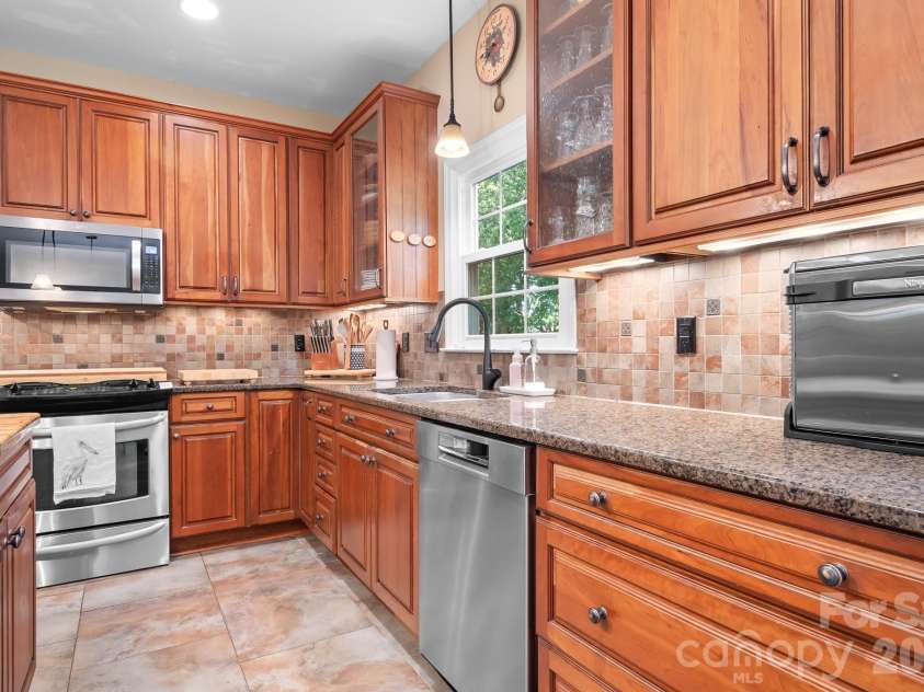20720 Willow Pond Road, Cornelius, NC 28031.  MLS# CAR4434374, YatesRealty ID 57566. 