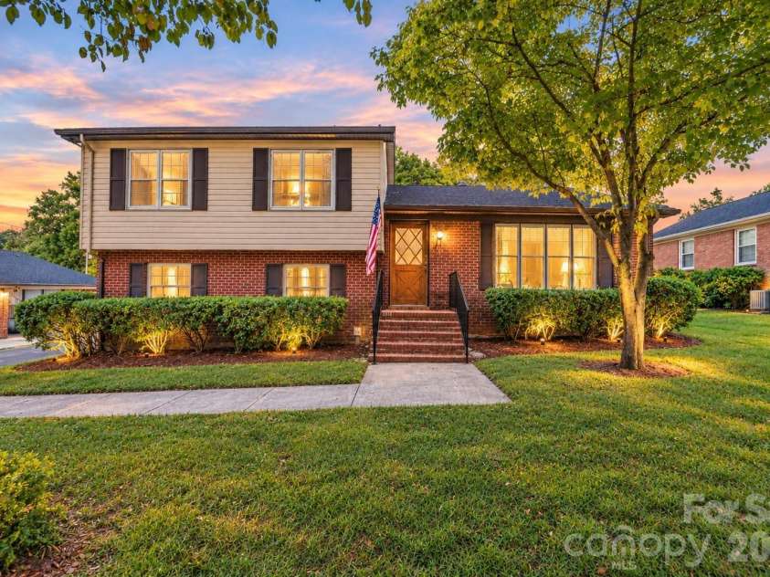 13519 Four Oaks Lane, Matthews, NC 28105.  MLS# CAR4421116, YatesRealty ID 57569. 