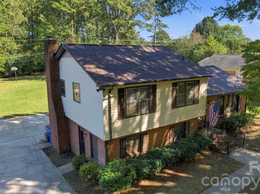 13519 Four Oaks Lane, Matthews, NC 28105.  MLS# CAR4421116, YatesRealty ID 57569. 