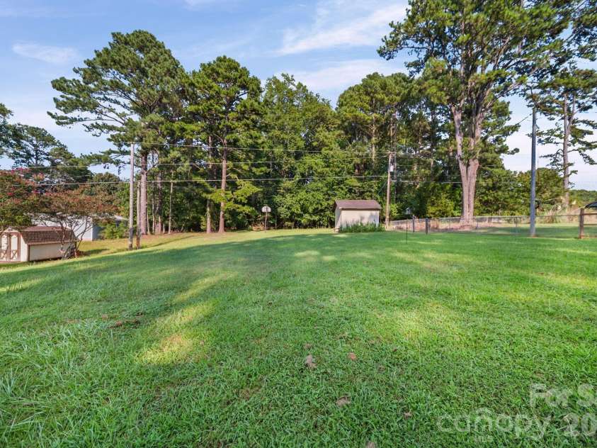 13519 Four Oaks Lane, Matthews, NC 28105.  MLS# CAR4421116, YatesRealty ID 57569. 