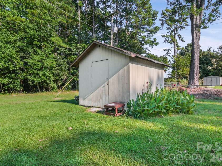 13519 Four Oaks Lane, Matthews, NC 28105.  MLS# CAR4421116, YatesRealty ID 57569. 