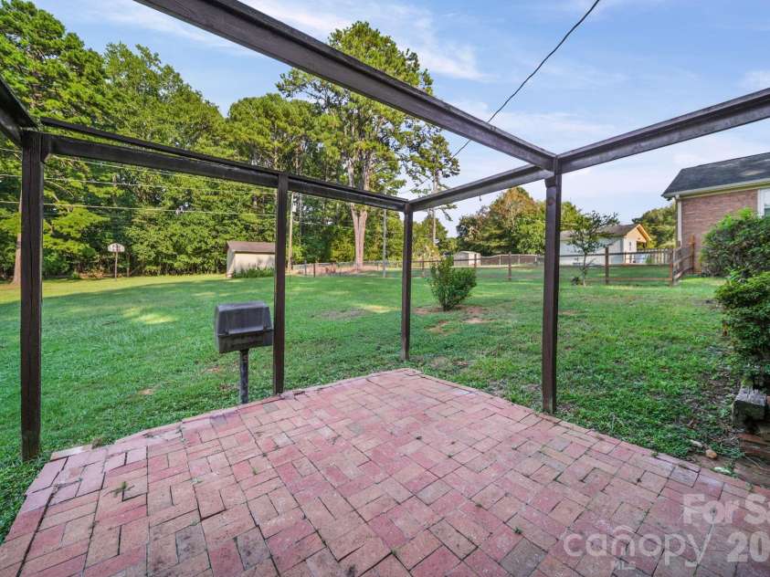 13519 Four Oaks Lane, Matthews, NC 28105.  MLS# CAR4421116, YatesRealty ID 57569. 