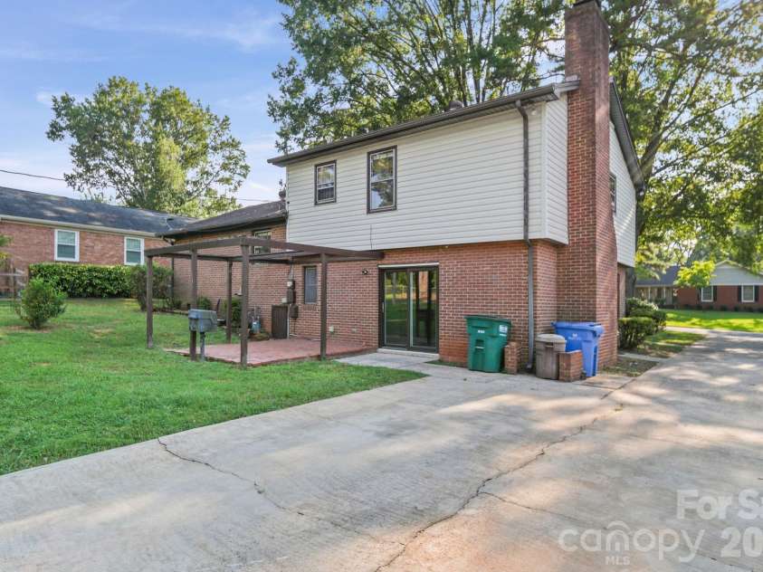 13519 Four Oaks Lane, Matthews, NC 28105.  MLS# CAR4421116, YatesRealty ID 57569. 