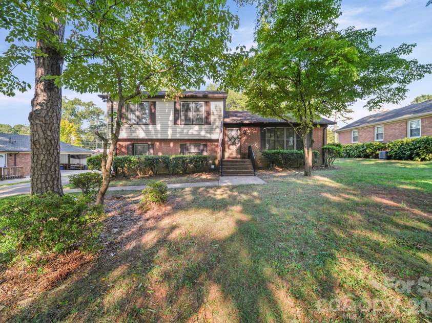 13519 Four Oaks Lane, Matthews, NC 28105.  MLS# CAR4421116, YatesRealty ID 57569. 