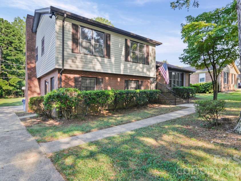 13519 Four Oaks Lane, Matthews, NC 28105.  MLS# CAR4421116, YatesRealty ID 57569. 