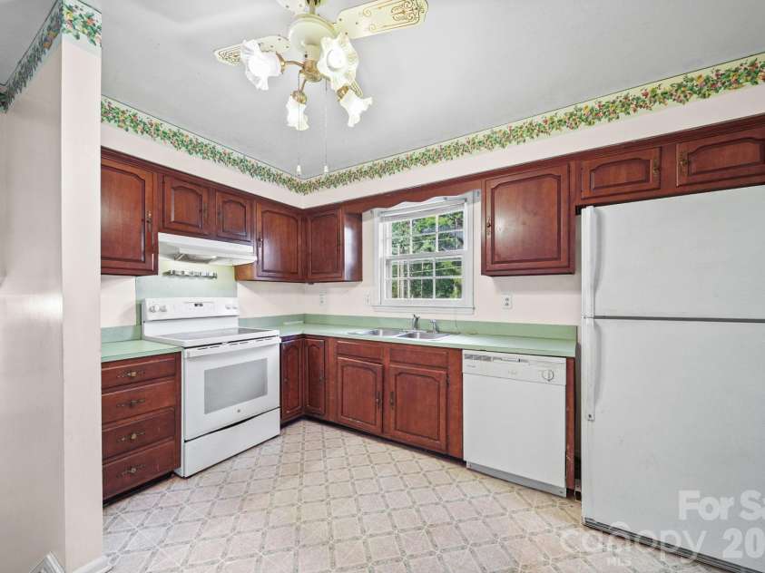 13519 Four Oaks Lane, Matthews, NC 28105.  MLS# CAR4421116, YatesRealty ID 57569. 