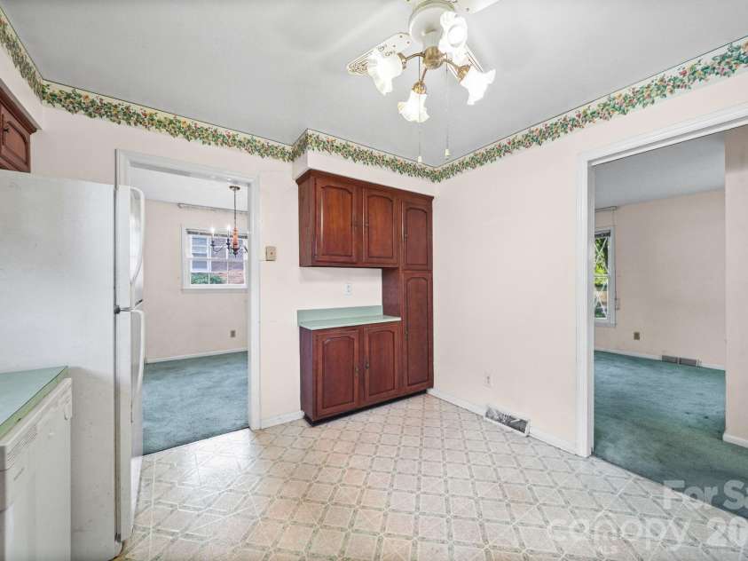 13519 Four Oaks Lane, Matthews, NC 28105.  MLS# CAR4421116, YatesRealty ID 57569. 