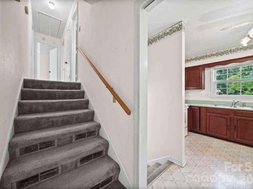 13519 Four Oaks Lane, Matthews, NC 28105.  MLS# CAR4421116, YatesRealty ID 57569. 