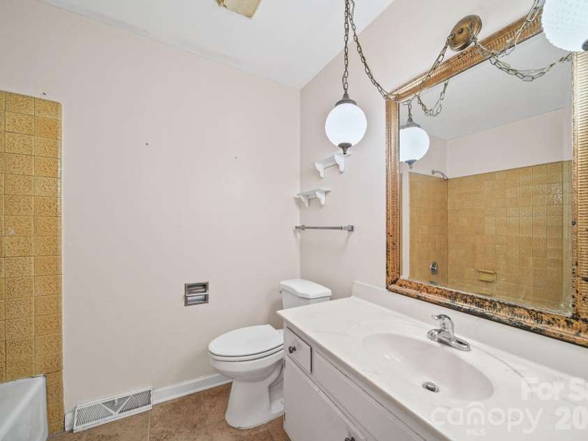 13519 Four Oaks Lane, Matthews, NC 28105.  MLS# CAR4421116, YatesRealty ID 57569. Hall full bathroom