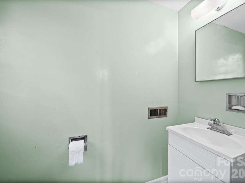 13519 Four Oaks Lane, Matthews, NC 28105.  MLS# CAR4421116, YatesRealty ID 57569. Lower level 1/2 bath
