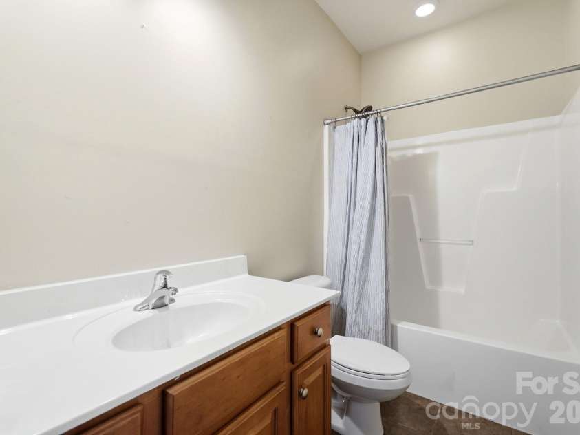 9915 Nicole Lane, Charlotte, NC 28269.  MLS# CAR4396423, YatesRealty ID 5758. Main Level Full Bath