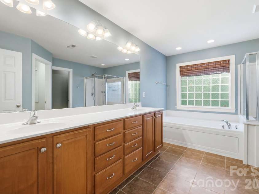 9915 Nicole Lane, Charlotte, NC 28269.  MLS# CAR4396423, YatesRealty ID 5758. Primary Bathroom