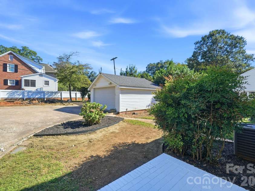 1307 Kings Drive, Charlotte, NC 28207.  MLS# CAR4432862, YatesRealty ID 57599. 