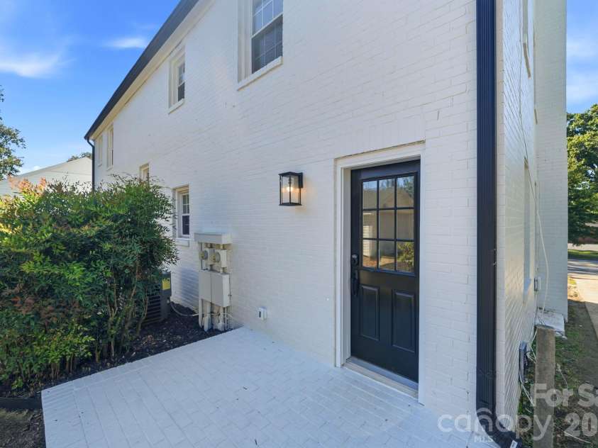 1307 Kings Drive, Charlotte, NC 28207.  MLS# CAR4432862, YatesRealty ID 57599. Backdoor Unit A