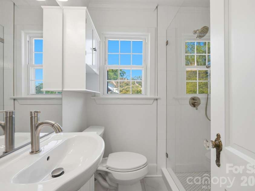 1307 Kings Drive, Charlotte, NC 28207.  MLS# CAR4432862, YatesRealty ID 57599. Unit A Bathroom