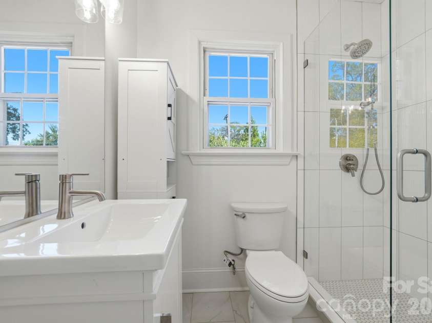 1307 Kings Drive, Charlotte, NC 28207.  MLS# CAR4432862, YatesRealty ID 57599. Unit B Bathroom