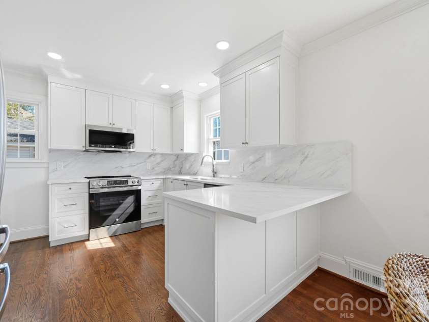 1307 Kings Drive, Charlotte, NC 28207.  MLS# CAR4432862, YatesRealty ID 57599. Unit B kitchen