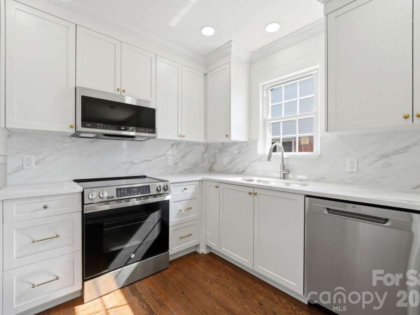 1307 Kings Drive, Charlotte, NC 28207.  MLS# CAR4432862, YatesRealty ID 57599. Unit B kitchen