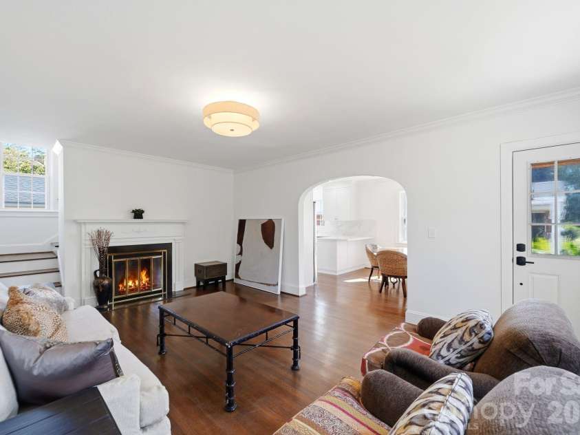 1307 Kings Drive, Charlotte, NC 28207.  MLS# CAR4432862, YatesRealty ID 57599. Unit B living room