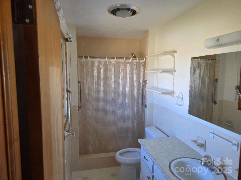 1375 US Highway 19E Highway, Burnsville, NC 28714.  MLS# CAR4329254, YatesRealty ID 576. Ensuite bathroom