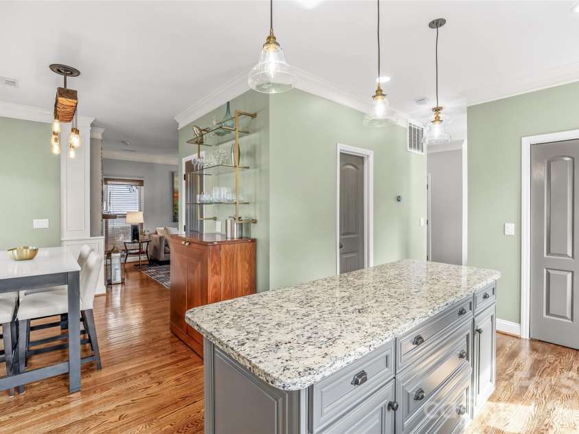 512 Olmsted Park Place, Charlotte, NC 28203.  MLS# CAR4419250, YatesRealty ID 57602. 