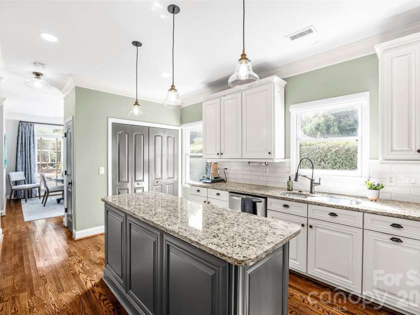 512 Olmsted Park Place, Charlotte, NC 28203.  MLS# CAR4419250, YatesRealty ID 57602. 