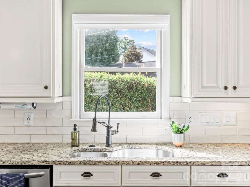 512 Olmsted Park Place, Charlotte, NC 28203.  MLS# CAR4419250, YatesRealty ID 57602. 