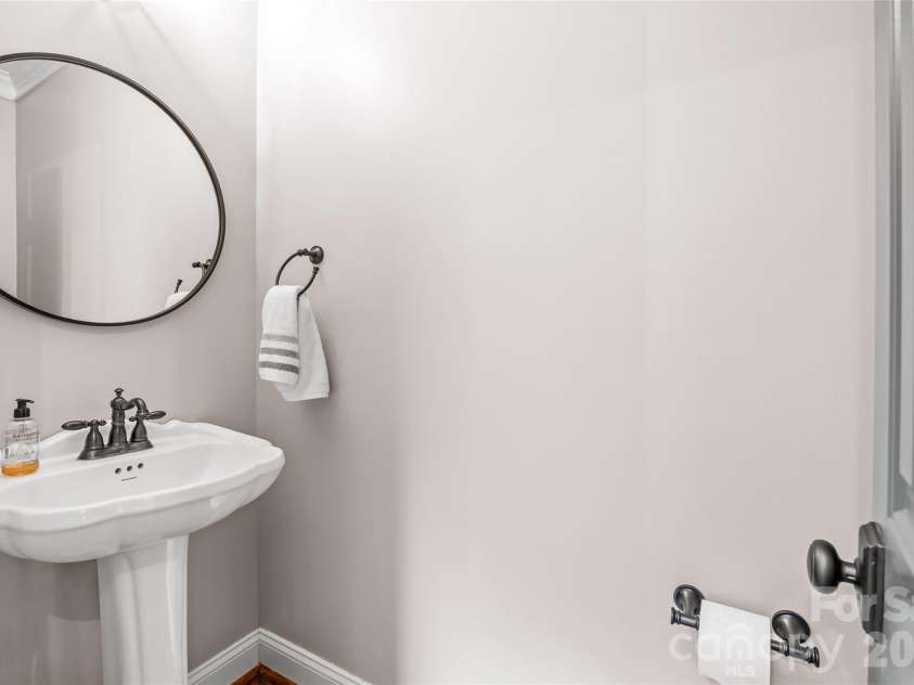 512 Olmsted Park Place, Charlotte, NC 28203.  MLS# CAR4419250, YatesRealty ID 57602. 