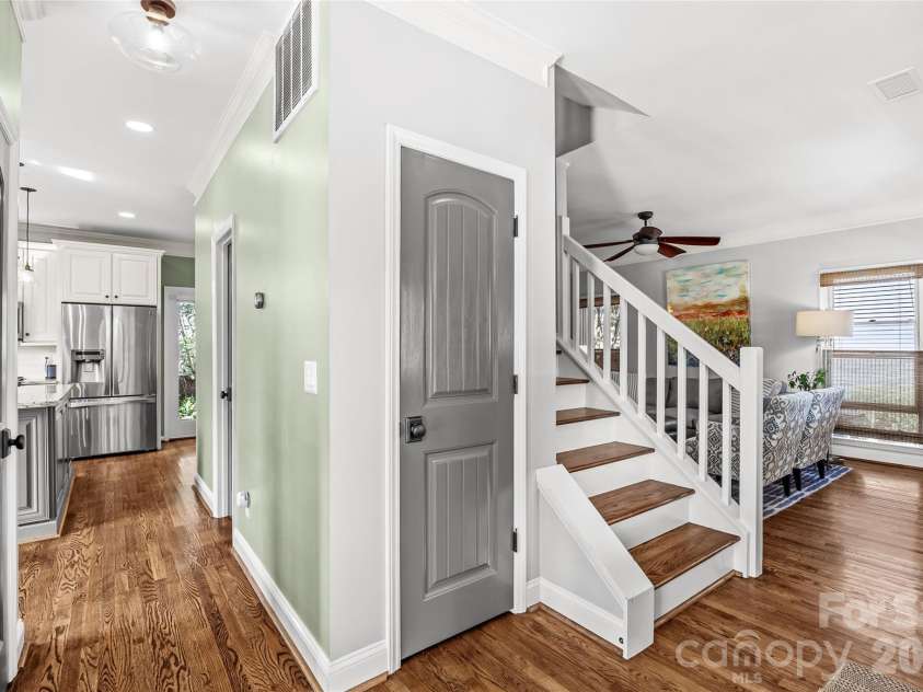 512 Olmsted Park Place, Charlotte, NC 28203.  MLS# CAR4419250, YatesRealty ID 57602. 