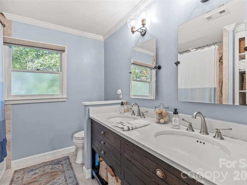 512 Olmsted Park Place, Charlotte, NC 28203.  MLS# CAR4419250, YatesRealty ID 57602. 