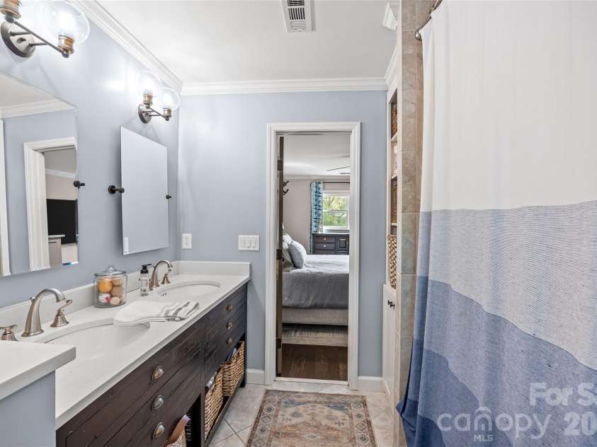 512 Olmsted Park Place, Charlotte, NC 28203.  MLS# CAR4419250, YatesRealty ID 57602. 
