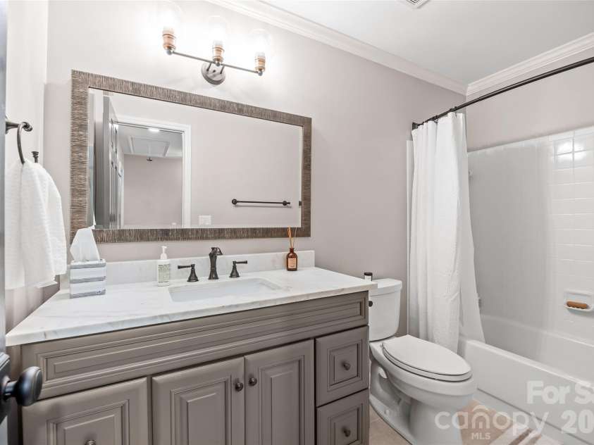 512 Olmsted Park Place, Charlotte, NC 28203.  MLS# CAR4419250, YatesRealty ID 57602. 