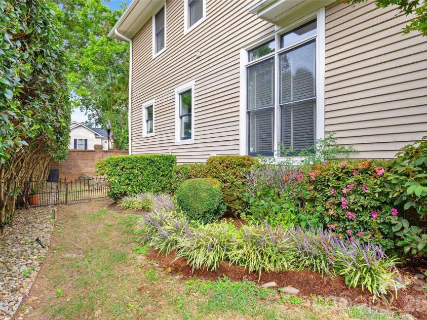 512 Olmsted Park Place, Charlotte, NC 28203.  MLS# CAR4419250, YatesRealty ID 57602. 