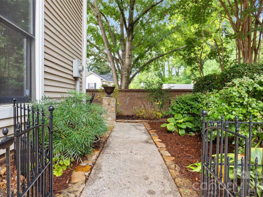 512 Olmsted Park Place, Charlotte, NC 28203.  MLS# CAR4419250, YatesRealty ID 57602. 
