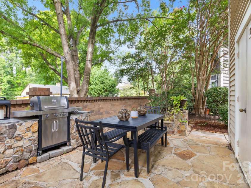 512 Olmsted Park Place, Charlotte, NC 28203.  MLS# CAR4419250, YatesRealty ID 57602. 