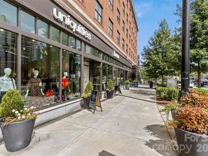 512 Olmsted Park Place, Charlotte, NC 28203.  MLS# CAR4419250, YatesRealty ID 57602. 