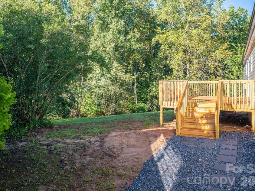 5047 Longbow Pointe, Kings Mountain, NC 28086.  MLS# CAR4436192, YatesRealty ID 57607. Easy no mud path to the laundry room/mud room