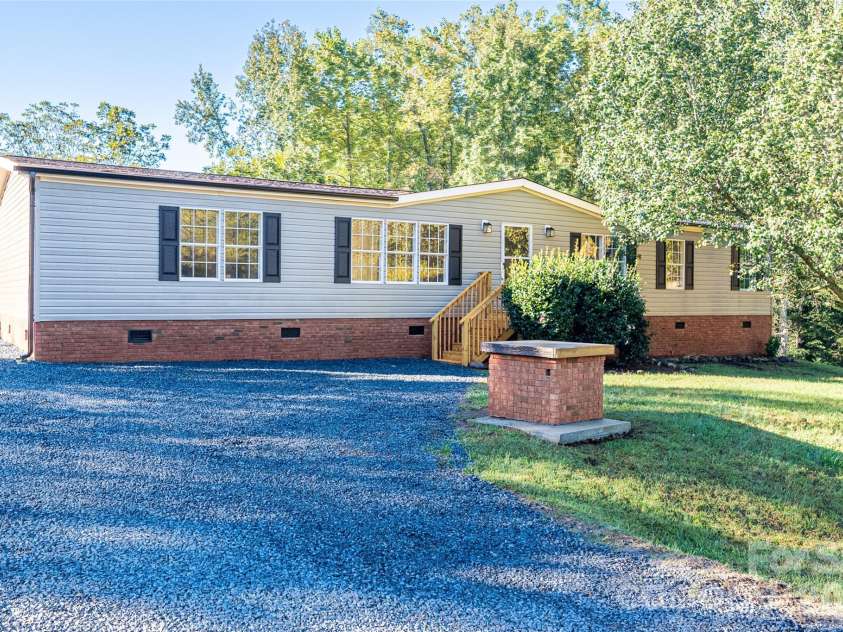 5047 Longbow Pointe, Kings Mountain, NC 28086.  MLS# CAR4436192, YatesRealty ID 57607. Front View of Home, large driveway
