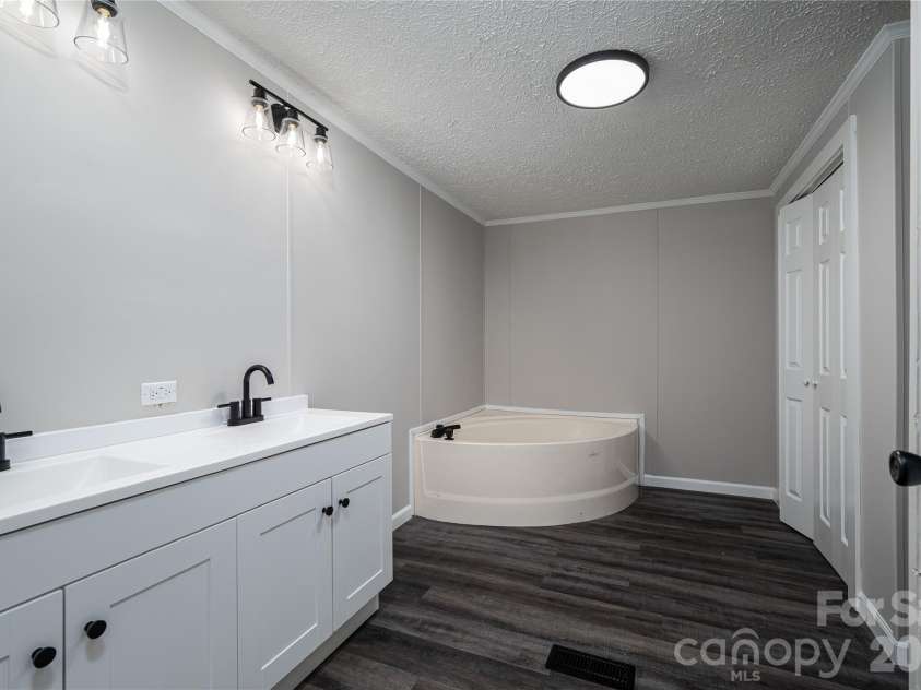 5047 Longbow Pointe, Kings Mountain, NC 28086.  MLS# CAR4436192, YatesRealty ID 57607. Primary Bath with double sink, garden tub and shower