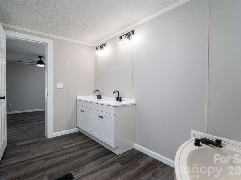 5047 Longbow Pointe, Kings Mountain, NC 28086.  MLS# CAR4436192, YatesRealty ID 57607. Primary Bathroom