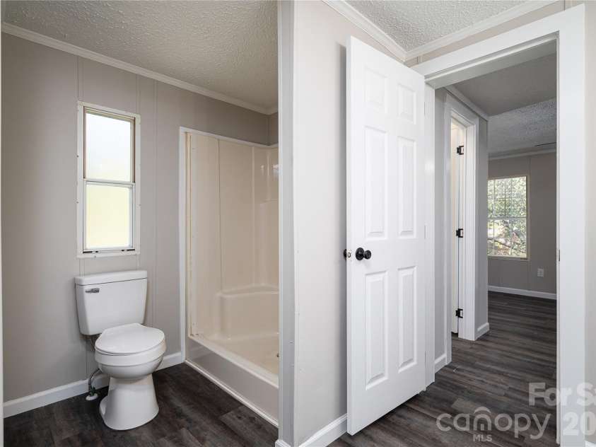5047 Longbow Pointe, Kings Mountain, NC 28086.  MLS# CAR4436192, YatesRealty ID 57607. Primary shower
