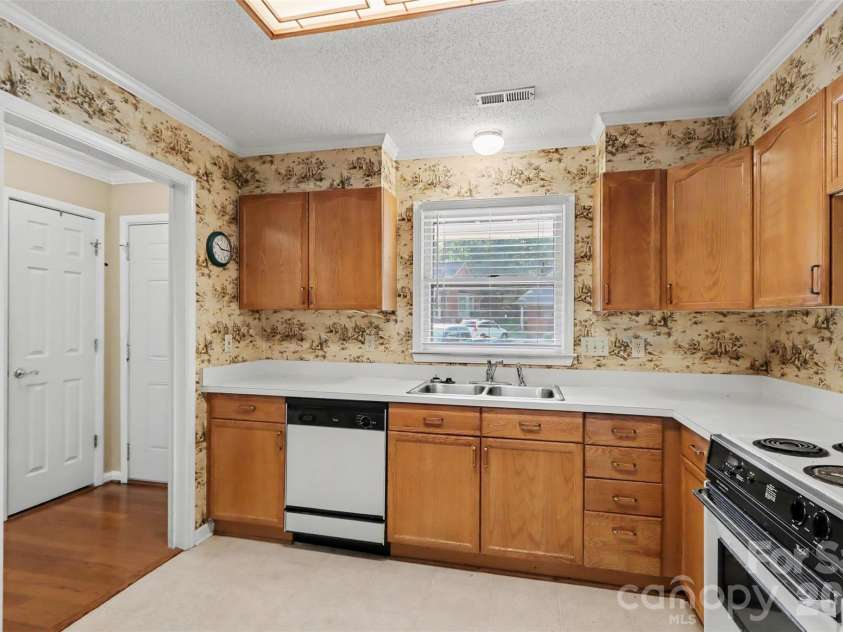 8407 Coulwood Oak Lane, Charlotte, NC 28214.  MLS# CAR4435190, YatesRealty ID 57608. 