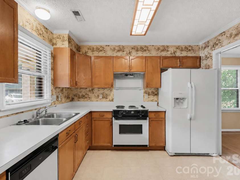 8407 Coulwood Oak Lane, Charlotte, NC 28214.  MLS# CAR4435190, YatesRealty ID 57608. 