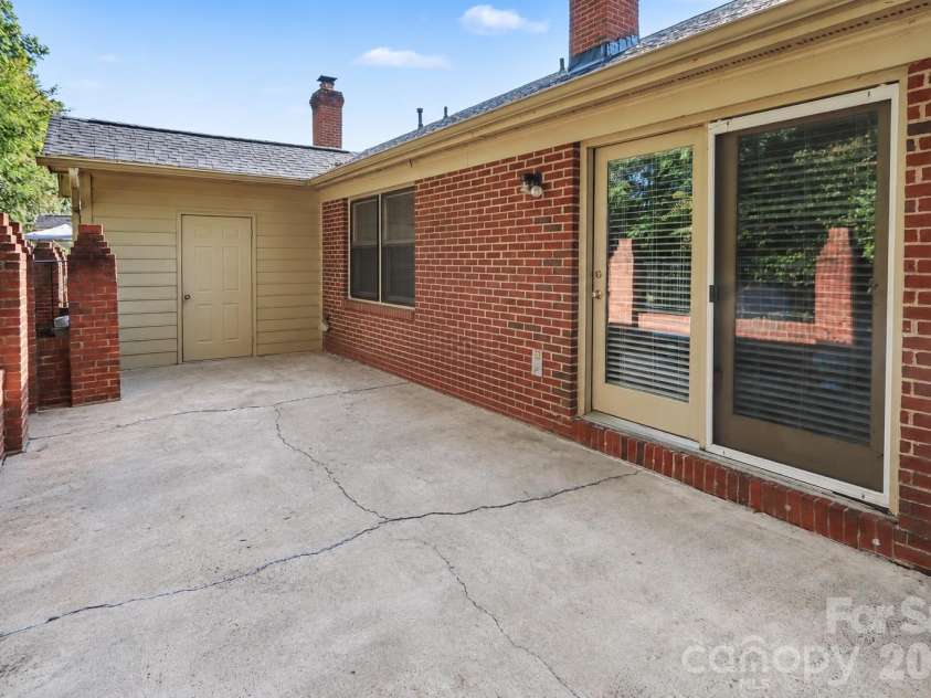8407 Coulwood Oak Lane, Charlotte, NC 28214.  MLS# CAR4435190, YatesRealty ID 57608. 