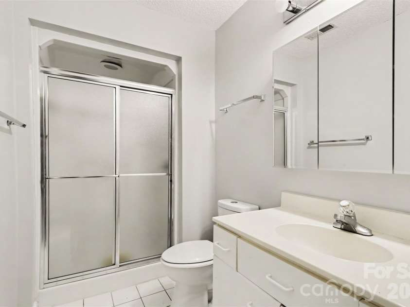 8407 Coulwood Oak Lane, Charlotte, NC 28214.  MLS# CAR4435190, YatesRealty ID 57608. Primary Bath